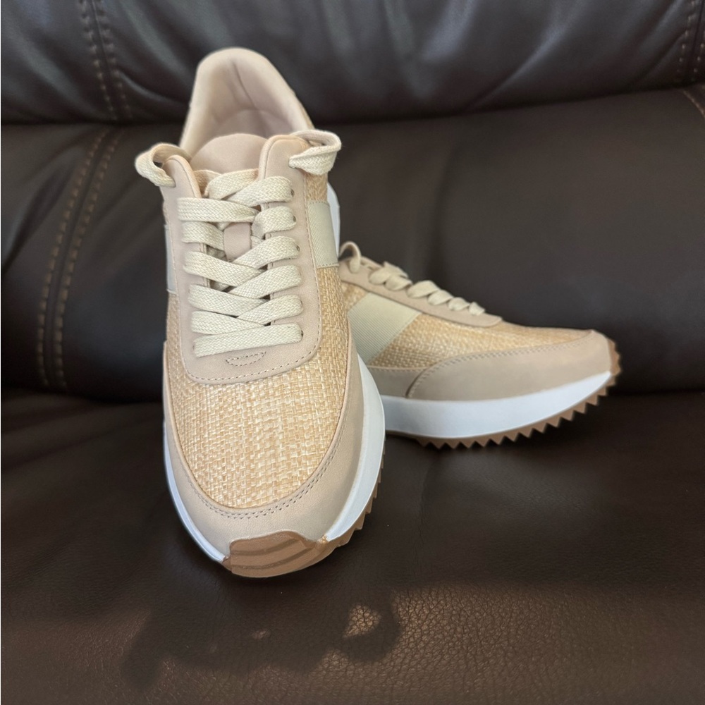 DV Women’s Fashion Sneakers
